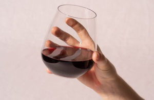 Weinglas-ohne-Stiel-richtig-halten